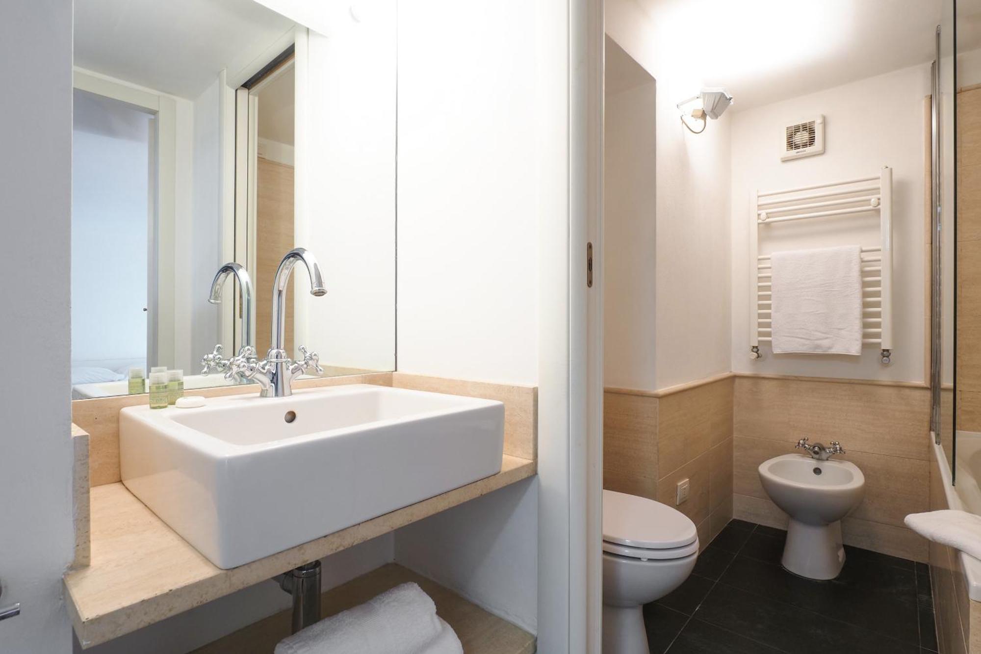 Enchanting Loft Between History And Tranquility Milan Bagian luar foto